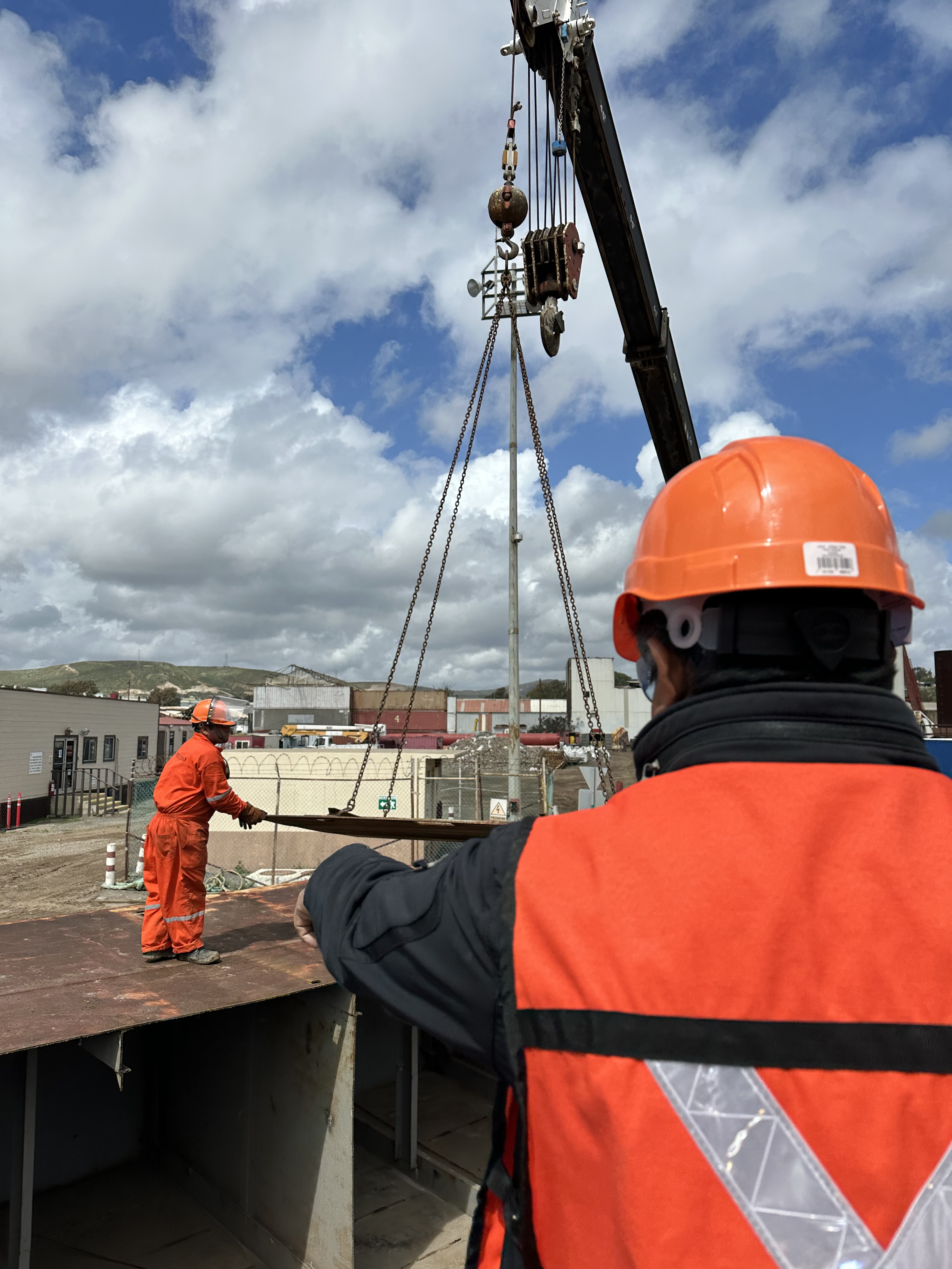 Trabajadores Caonsa en acción sobre artefactos marítimos