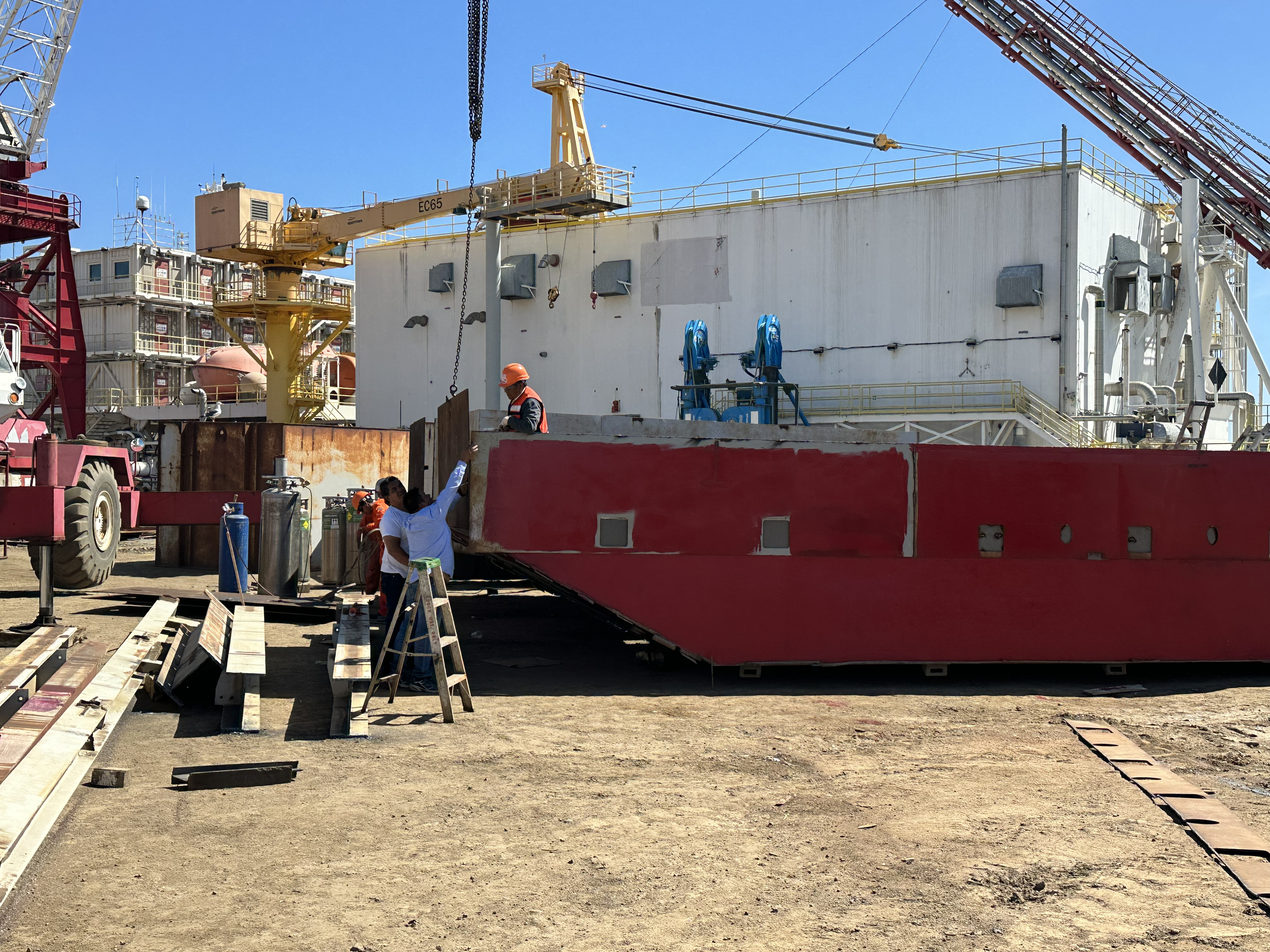 Trabajadores Caonsa en acción sobre artefactos marítimos