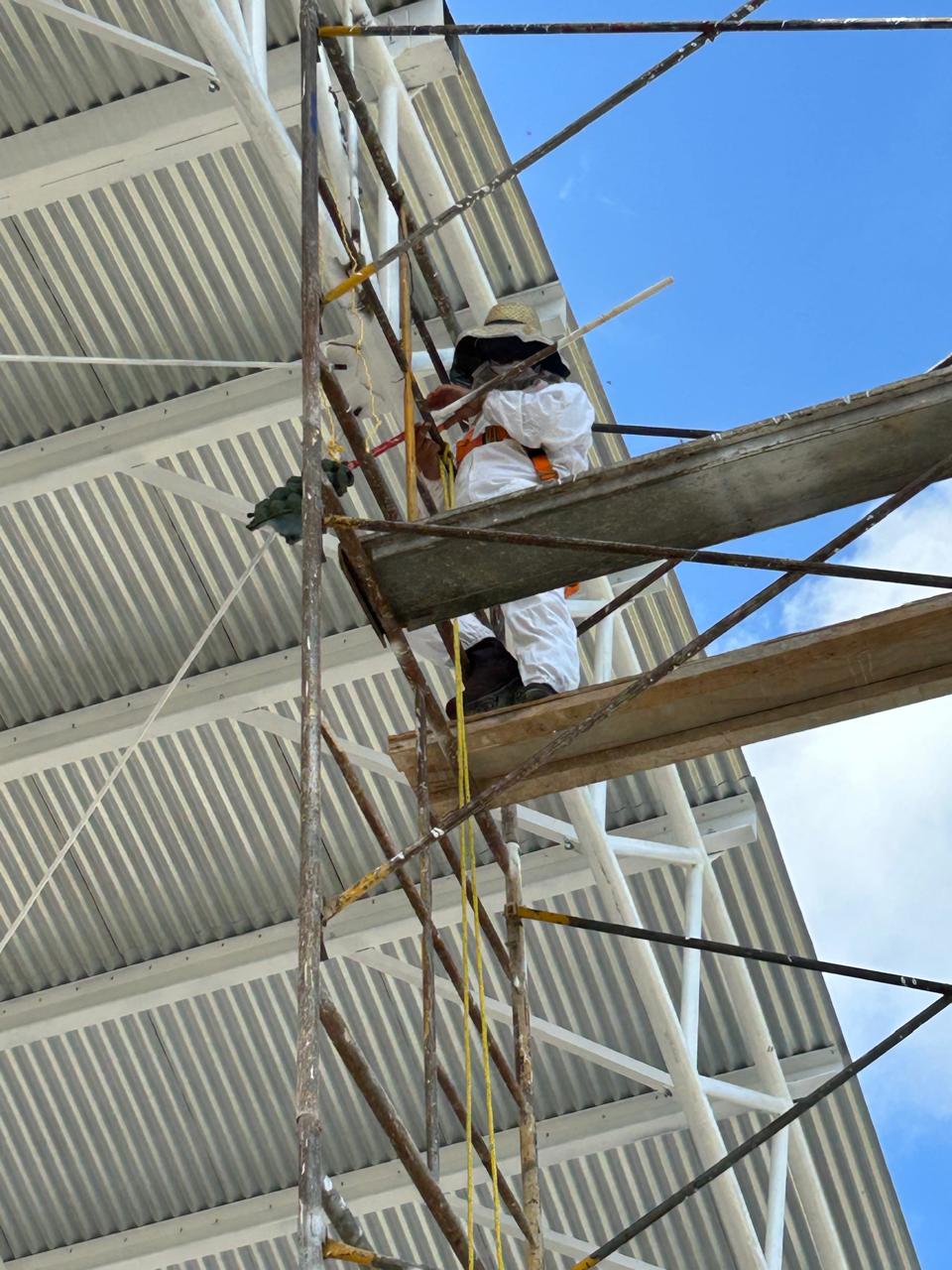 Trabajador CAONSA haciendo montaje de un domo en la zona de Chetumal