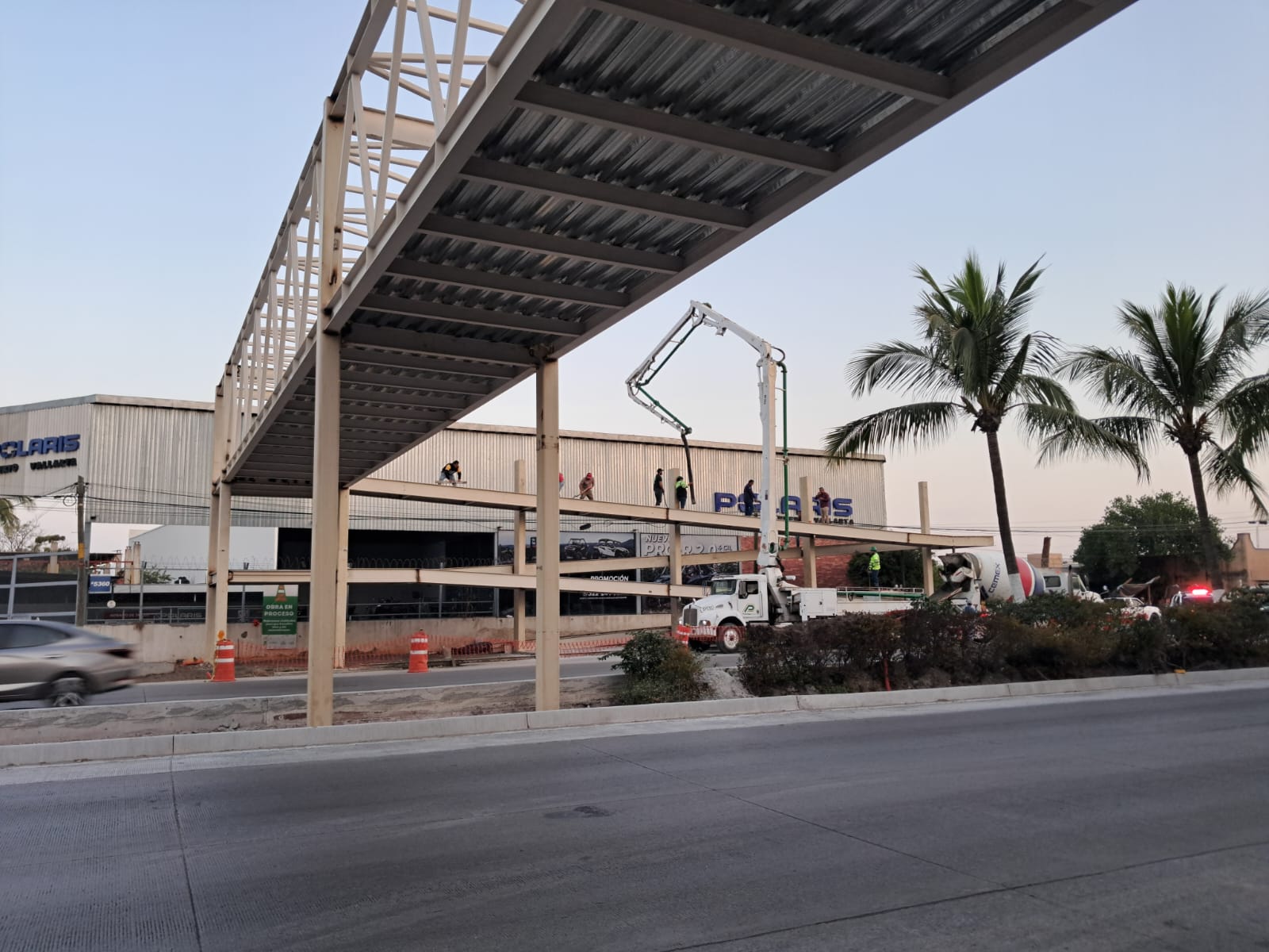 Vista frontal de la construcción de un puente peatonal