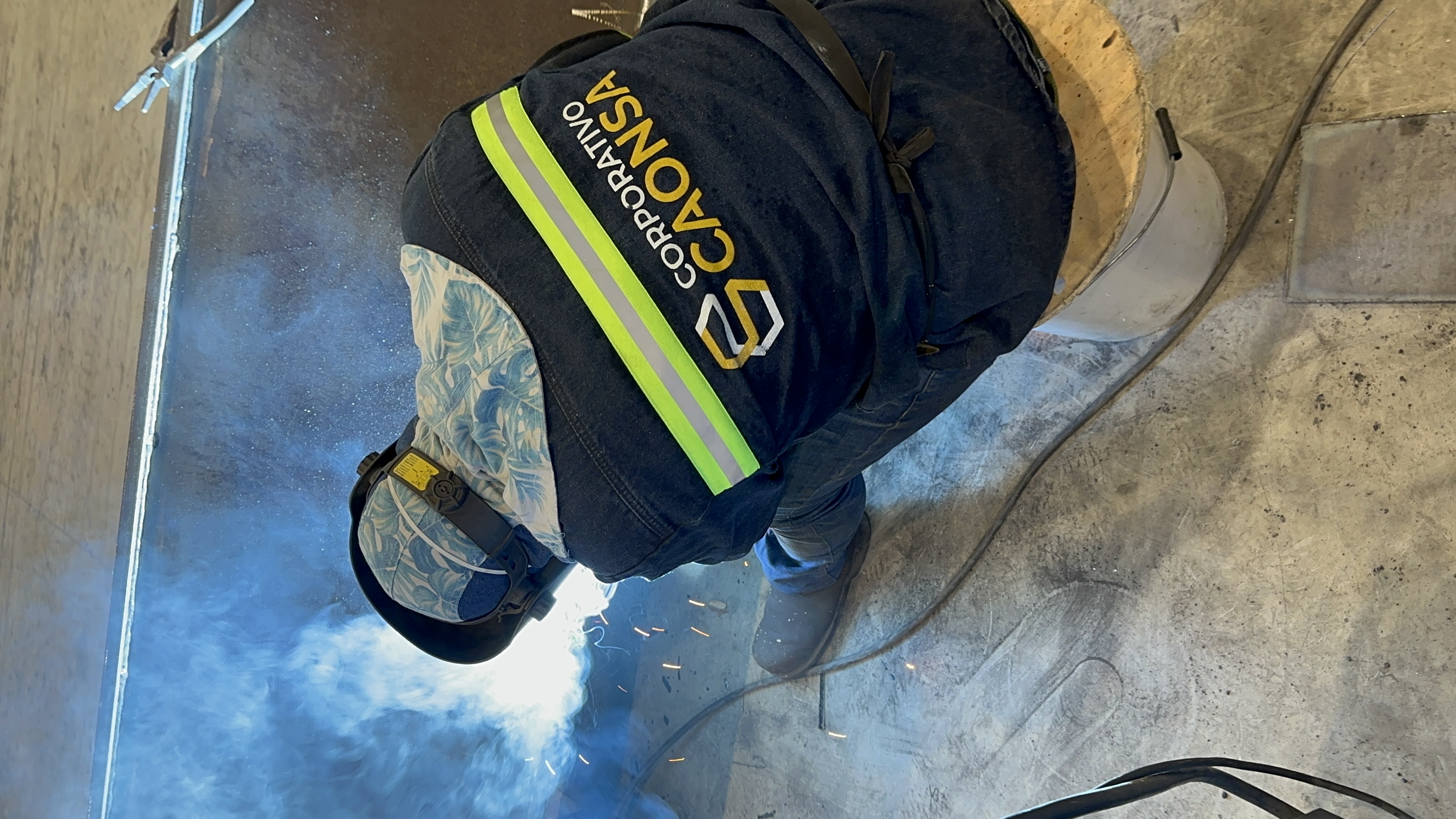 Soldador Corporativo Caonsa en acción