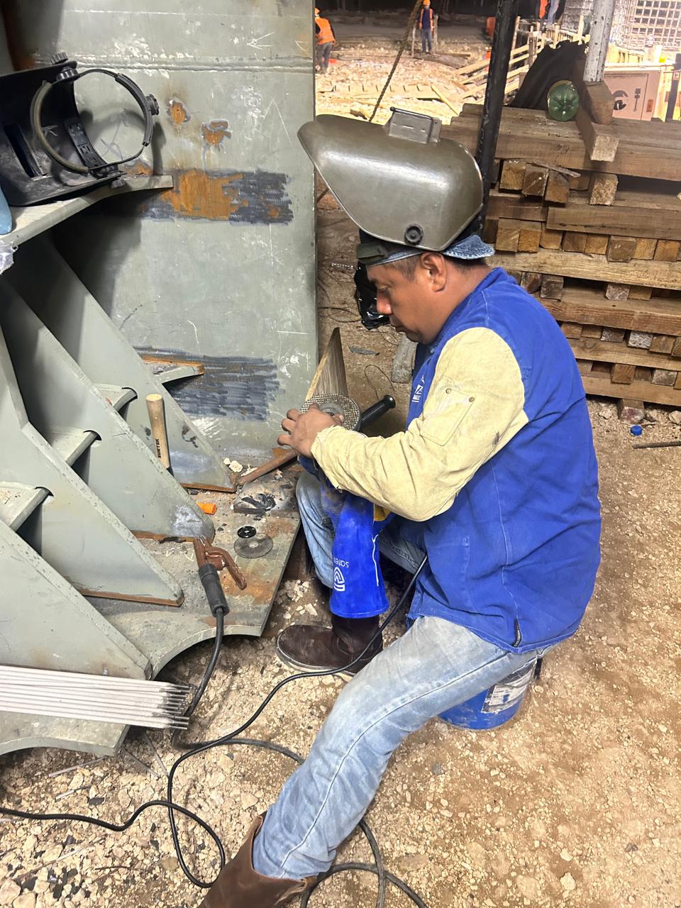 Soldador en acción sobre las vias del Tren Maya